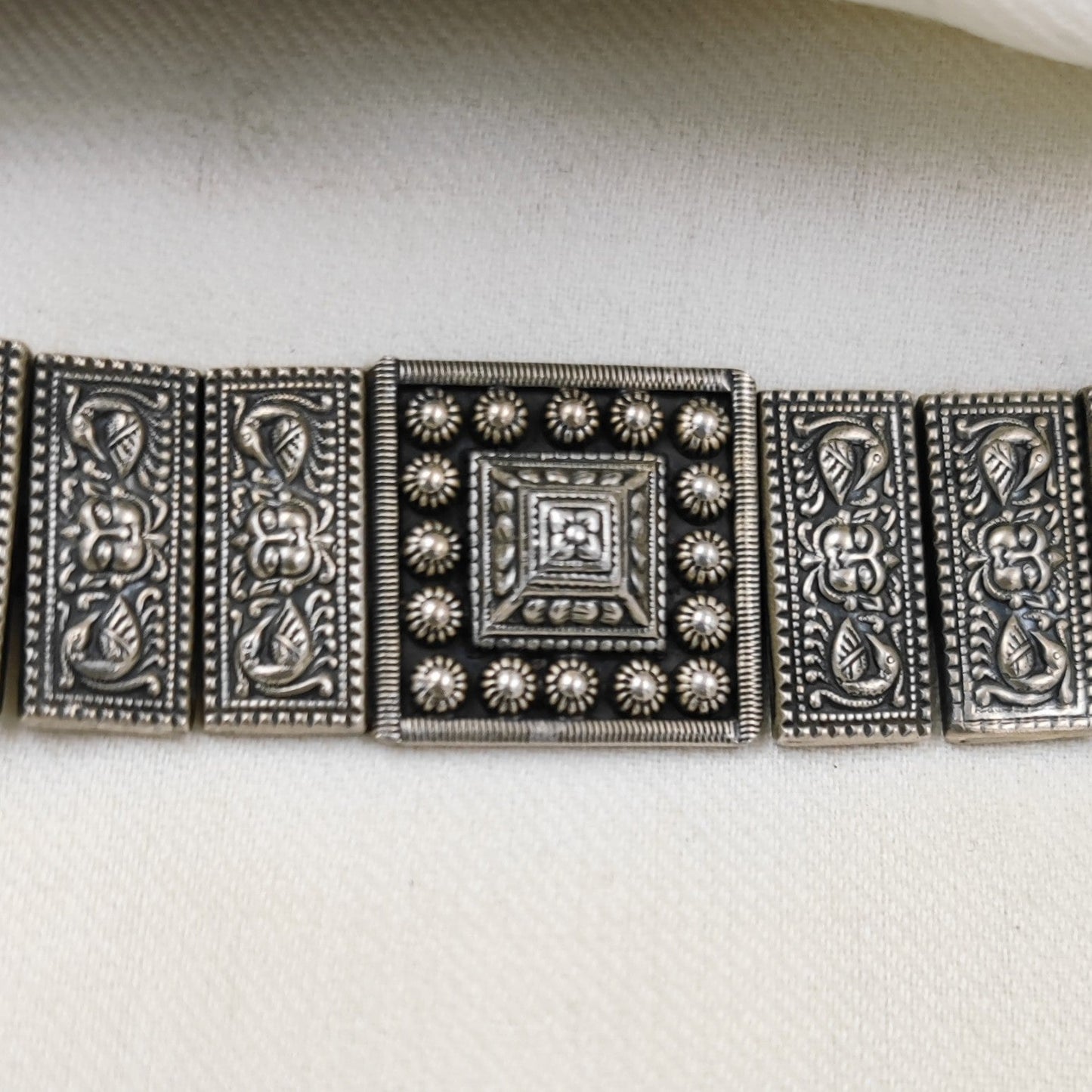 Ita Dwar Choker