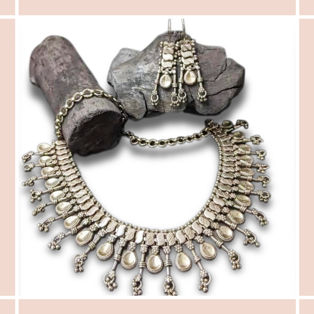 Taru Chandra Necklace with Earrings