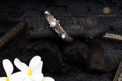 Shirisha Leaves Bracelet with White Pearls