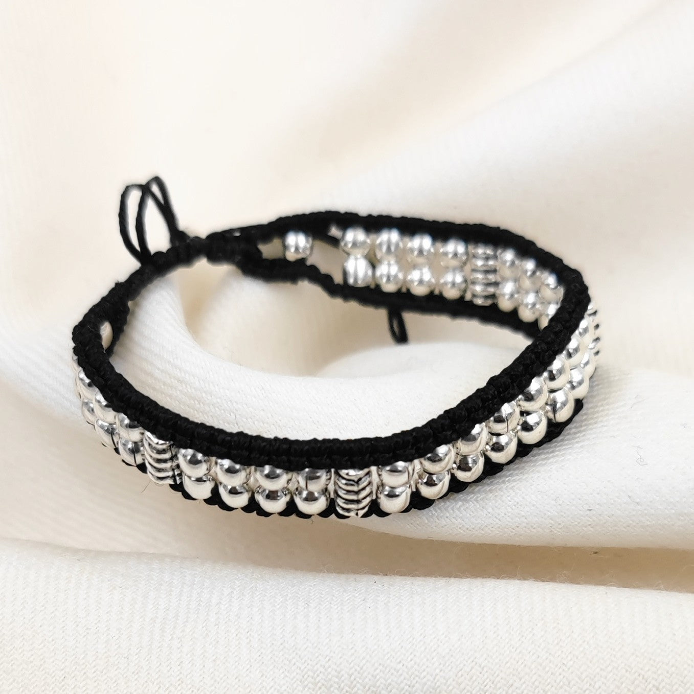 Thread Bracelet Dwar