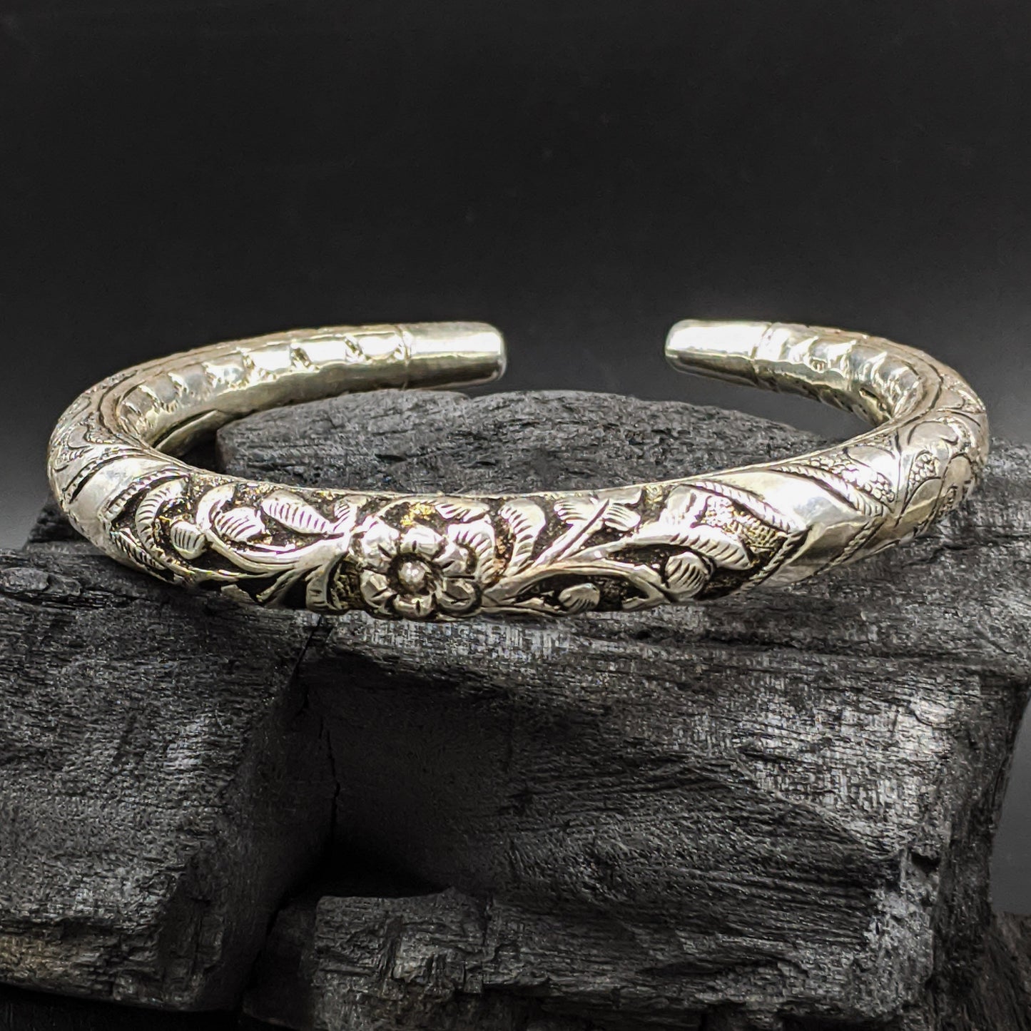 Chitai Bangle - Flower