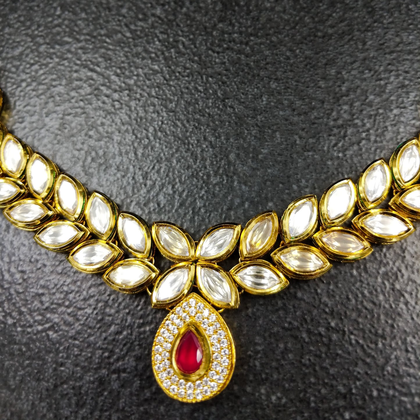 ಇಶ್ರತ್ ಕುಂದನ್ ನೆಕ್ಲೇಸ್ ಸೆಟ್
