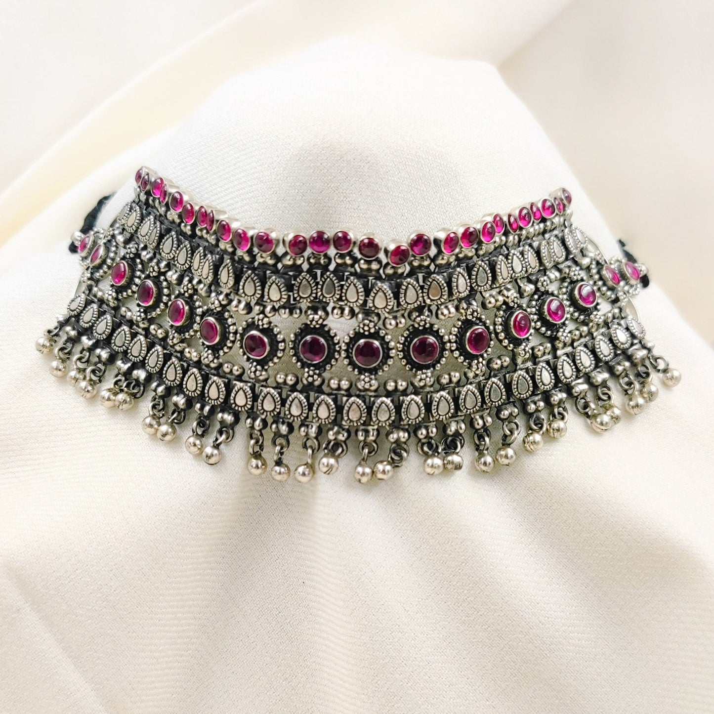 Gulaabri Cham Choker